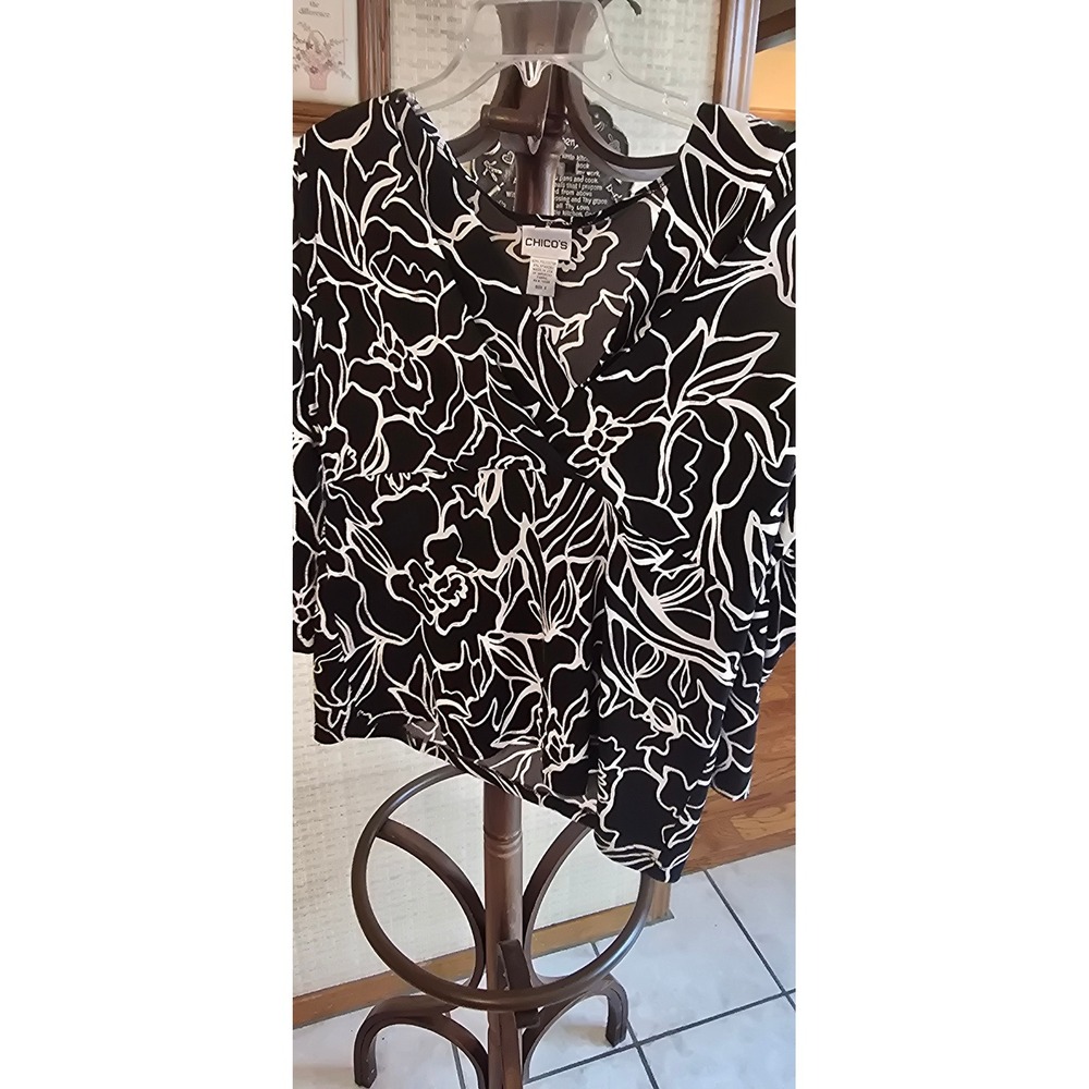 Chicos Black White Floral Faux Wrap Sleeveless Top V-Neck Blouse Size 2 Large